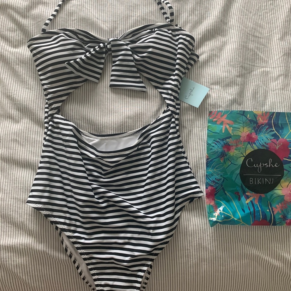 New Cupshe Medium One-Piece Swimsuit